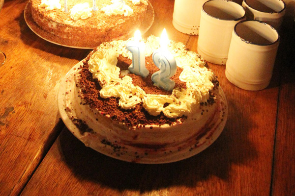Праздничный торт на столе в кают-кампании