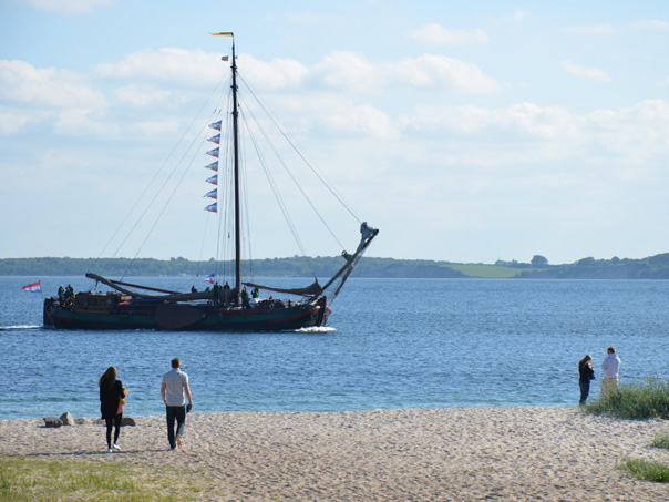 Исторические парусники прибывают в порт Сённерборга