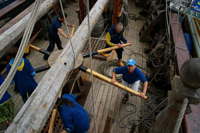 Для подъёма стеньги на мачту используется шпиль, вымбовки и совместные усилия экипажа. 
